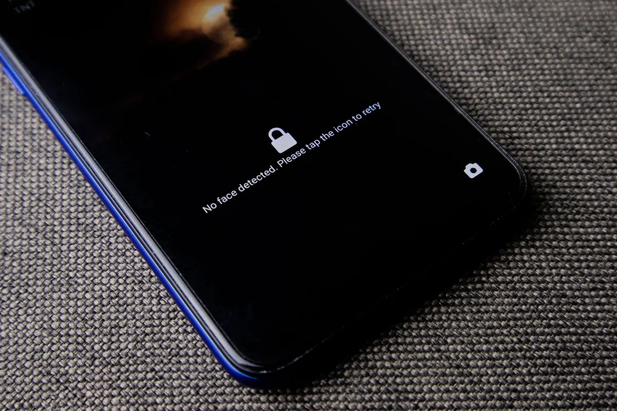 Pantalla de un teléfono bloqueada pidiendo verificación de seguridad
